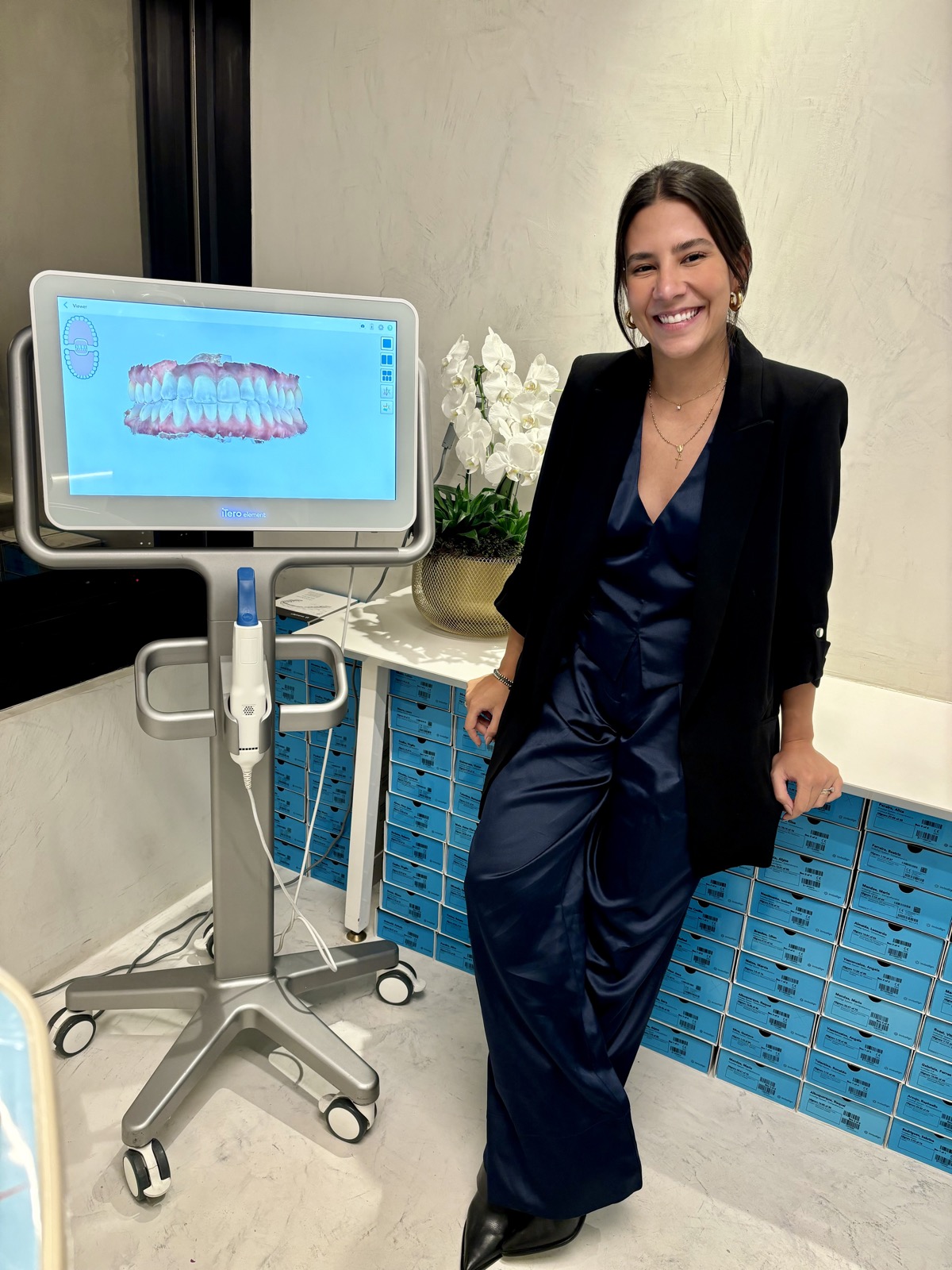 Dra. Viviane Rossi em atendimento com scanner iTero — tecnologia Invisalign