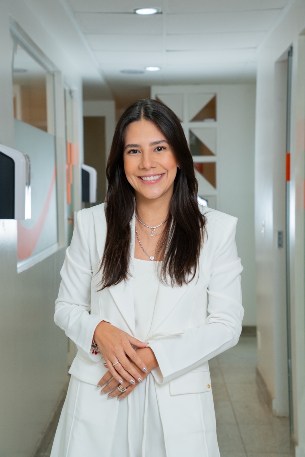Dra. Viviane Rossi sorrindo no consultório
